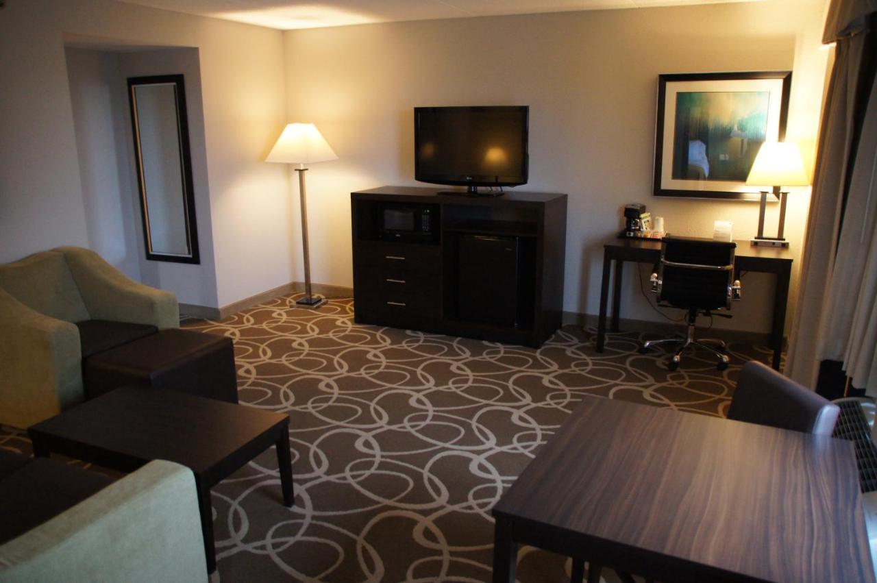 Elimwood Hotel, A Ramada By Wyndham Maryland Heights Esterno foto