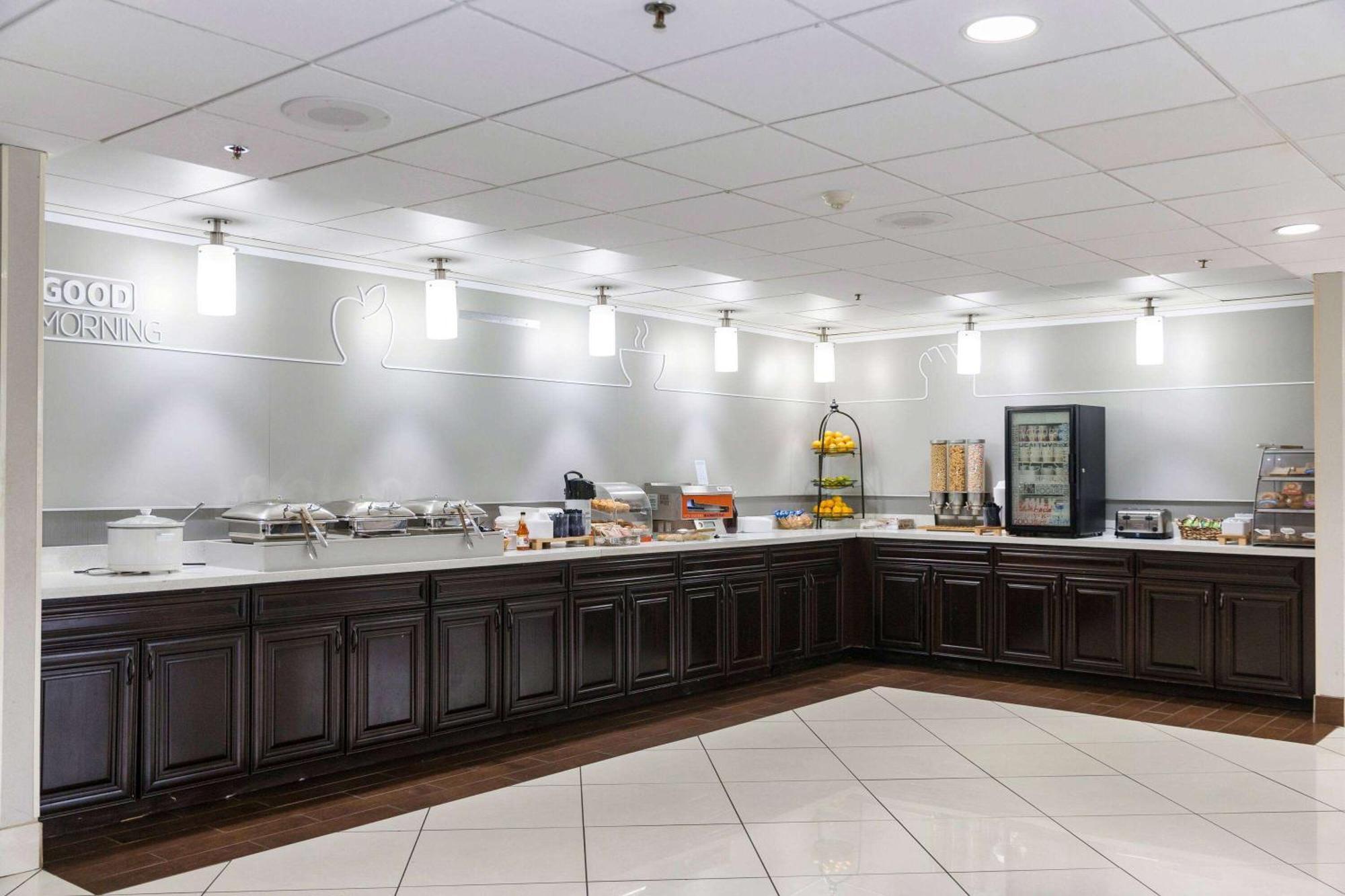 Elimwood Hotel, A Ramada By Wyndham Maryland Heights Esterno foto
