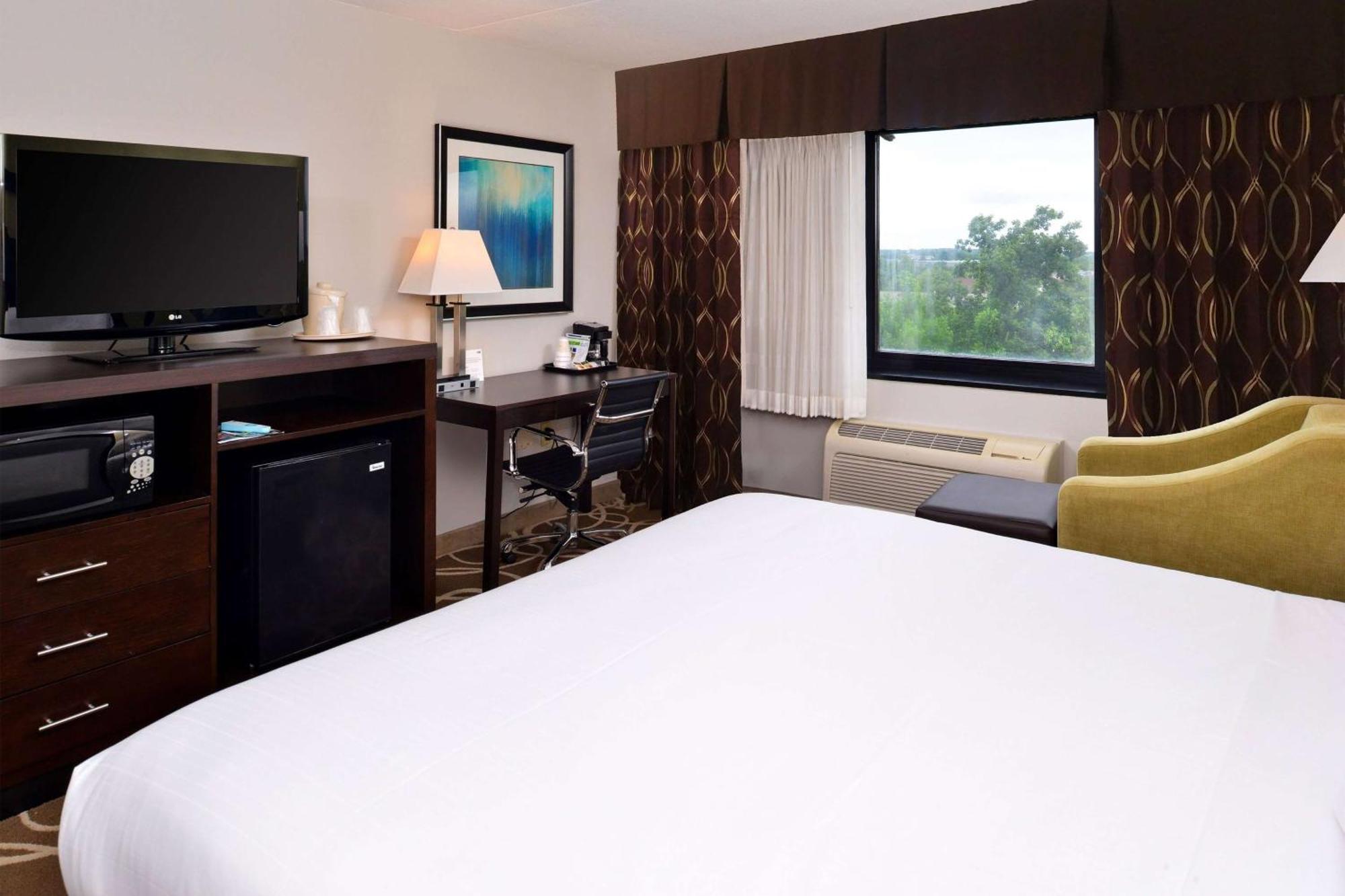 Elimwood Hotel, A Ramada By Wyndham Maryland Heights Esterno foto